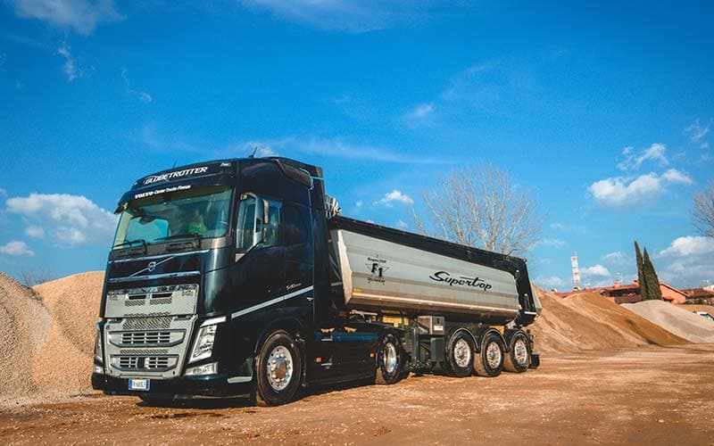 Camion per la consegna dei materiali