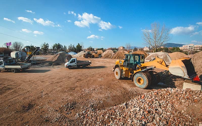 Piazzale aziendale con materiali inerti stoccati