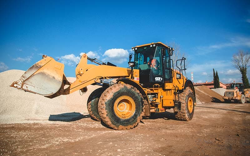 Ruspa al lavoro per la movimentazione materiali